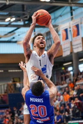 GER, Basketball, Bundesliga, Maenner, 2021 2022, 1. Spieltag, Syntainics MBC - MLP Academics Heidelberg, 25.09.2021, v.l.: Brekkott Chapman (Heidelberg, 1), Jamel Morris (MBC, 20). GER, Basketball, Bundesliga, Maenner, 2021 2022, 1. Spieltag, Syntainics MBC - MLP Academics Heidelberg, 25.09.2021, Weissenfels