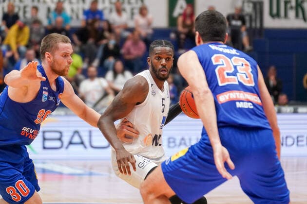 GER, Basketball, Bundesliga, Maenner, 2021 2022, 1. Spieltag, Syntainics MBC - MLP Academics Heidelberg, 25.09.2021, v.l.: Jakub Garbacz (MBC, 30), Shyron Ely (Heidelberg, 5), Goran Huskic (MBC, 23). GER, Basketball, Bundesliga, Maenner, 2021 2022, 1. Spieltag, Syntainics MBC - MLP Academics Heidelberg, 25.09.2021, Weissenfels