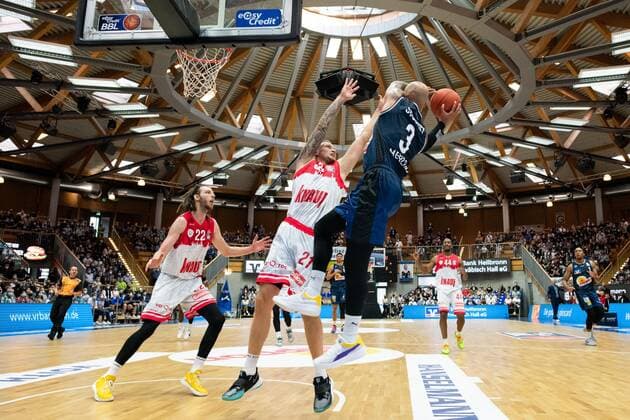 Maurice Stuckey (Merlins Crailsheim) am Korb gegen Aigars Skele (s.Oliver Wuerzburg), GER, HAKRO Merlins Crailsheim vs. s.Oliver Wuerzburg, 25.09.2021, 1. Spieltag easycredit Basketball Bundesliga, Spielzeit 2021 2022. GER, HAKRO Merlins Crailsheim vs. s.Oliver Wuerzburg, 25.09.2021, 1. Spieltag easycredit Basketball Bundesliga, Spielzeit 2021 2022 Crailsheim Copyright: xEibner MichaelxMemmlerx EP_MMR
