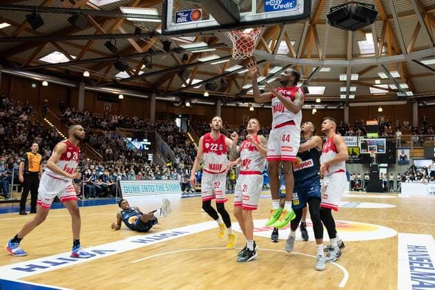 William Buford (s.Oliver Wuerzburg), Craig Moller (s.Oliver Wuerzburg), Aigars Skele (s.Oliver Wuerzburg) am Korb verteidigen, GER, HAKRO Merlins Crailsheim vs. s.Oliver Wuerzburg, 25.09.2021, 1. Spieltag easycredit Basketball Bundesliga, Spielzeit 2021 2022. GER, HAKRO Merlins Crailsheim vs. s.Oliver Wuerzburg, 25.09.2021, 1. Spieltag easycredit Basketball Bundesliga, Spielzeit 2021 2022 Crailsheim Copyright: xEibner MichaelxMemmlerx EP_MMR