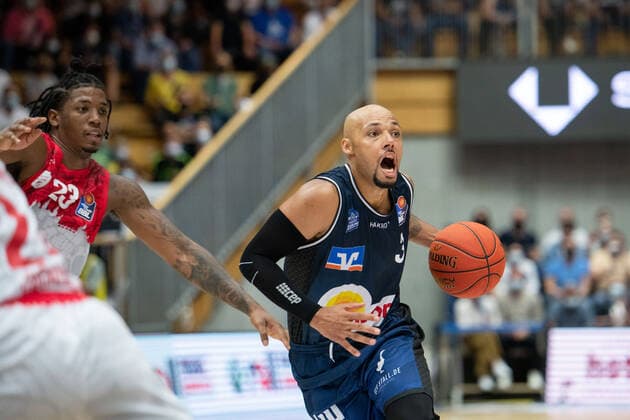 Maurice Stuckey (Merlins Crailsheim) am Ball, GER, HAKRO Merlins Crailsheim vs. s.Oliver Wuerzburg, 25.09.2021, 1. Spieltag easycredit Basketball Bundesliga, Spielzeit 2021 2022. GER, HAKRO Merlins Crailsheim vs. s.Oliver Wuerzburg, 25.09.2021, 1. Spieltag easycredit Basketball Bundesliga, Spielzeit 2021 2022 Crailsheim Copyright: xEibner MichaelxMemmlerx EP_MMR