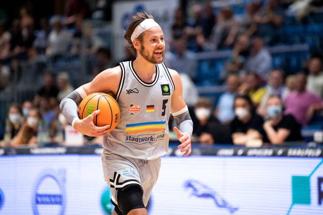 BARMER 2. Basketball Bundesliga ProA Saison 2021 2022 Spieltag 2 am 25.9.2021 Medipolis SC Jena vs Nürnberg Falcons BC Nico Brauner (Jena) mit Ball unter dem Arm Sparkassen Arena