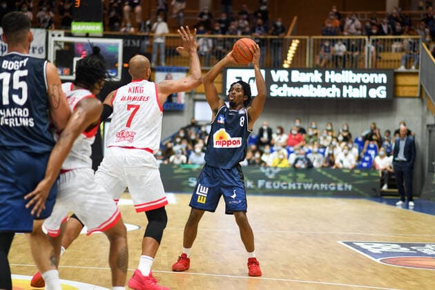 Terrell Harris (Merlins Crailsheim) im Zweikampf mit Alex King (s.Oliver Wuerzburg), GER, HAKRO Merlins Crailsheim vs. s.Oliver Wuerzburg, 25.09.2021, 1. Spieltag easycredit Basketball Bundesliga, Spielzeit 2021 2022. GER, HAKRO Merlins Crailsheim vs. s.Oliver Wuerzburg, 25.09.2021, 1. Spieltag easycredit Basketball Bundesliga, Spielzeit 2021 2022 Crailsheim Copyright: xEibner MichaelxMemmlerx EP_MMR