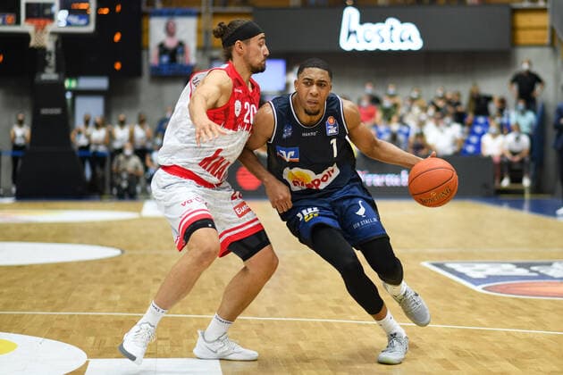 Jaren Lewis (Merlins Crailsheim) im Zweikampf mit Julian Albus (s.Oliver Wuerzburg), GER, HAKRO Merlins Crailsheim vs. s.Oliver Wuerzburg, 25.09.2021, 1. Spieltag easycredit Basketball Bundesliga, Spielzeit 2021 2022. GER, HAKRO Merlins Crailsheim vs. s.Oliver Wuerzburg, 25.09.2021, 1. Spieltag easycredit Basketball Bundesliga, Spielzeit 2021 2022 Crailsheim Copyright: xEibner MichaelxMemmlerx EP_MMR