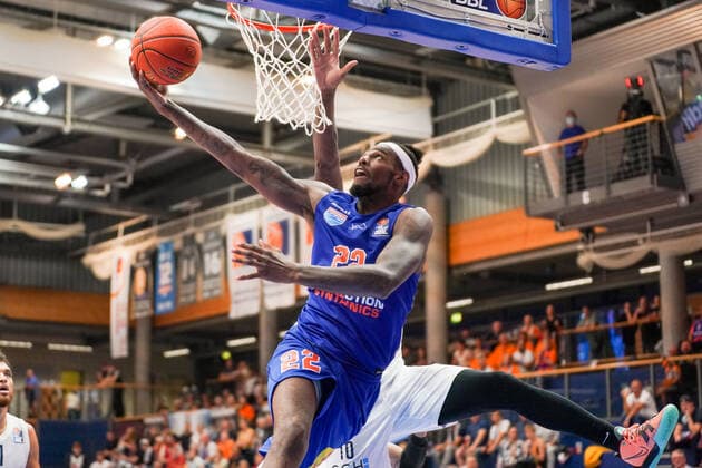GER, Basketball, Bundesliga, Maenner, 2021 2022, 1. Spieltag, Syntainics MBC - MLP Academics Heidelberg, 25.09.2021, Chris Coffey (MBC, 22) vor Kelvin Martin (Heidelberg, 10). GER, Basketball, Bundesliga, Maenner, 2021 2022, 1. Spieltag, Syntainics MBC - MLP Academics Heidelberg, 25.09.2021, Weissenfels