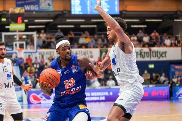 GER, Basketball, Bundesliga, Maenner, 2021 2022, 1. Spieltag, Syntainics MBC - MLP Academics Heidelberg, 25.09.2021, v.l.: Chris Coffey (MBC, 22), Brekkott Chapman (Heidelberg, 1). GER, Basketball, Bundesliga, Maenner, 2021 2022, 1. Spieltag, Syntainics MBC - MLP Academics Heidelberg, 25.09.2021, Weissenfels