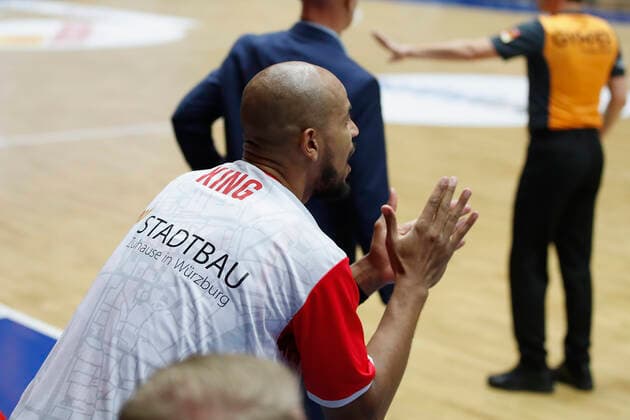 GER, Crailsheim, Arena Hohenlohe, 25.09.2021, emspor, emonline, despor, deonline, HAKRO Merlins Crailsheim vs. s.Oliver Würzburg, easyCredit BBL, 1. Spieltag Bild: Alex King (s.Oliver Wuerzburg) feuert sein Team an Copyright: HMBxMedia JulienxBecker