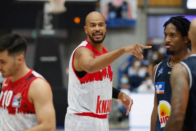 GER, Crailsheim, Arena Hohenlohe, 25.09.2021, emspor, emonline, despor, deonline, HAKRO Merlins Crailsheim vs. s.Oliver Würzburg, easyCredit BBL, 1. Spieltag Bild: Alex King (s.Oliver Wuerzburg) gibt seinen Mitspielern Anweisungen Copyright: HMBxMedia JulienxBecker