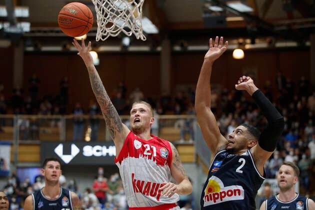 GER, Crailsheim, Arena Hohenlohe, 25.09.2021, emspor, emonline, despor, deonline, HAKRO Merlins Crailsheim vs. s.Oliver Würzburg, easyCredit BBL, 1. Spieltag Bild: v. l. Aigars Skele (s.Oliver Wuerzburg) gegen Jared Savage (HAKRO Merlins Crailsheim) Copyright: HMBxMedia JulienxBecker