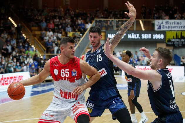 GER, Crailsheim, Arena Hohenlohe, 25.09.2021, emspor, emonline, despor, deonline, HAKRO Merlins Crailsheim vs. s.Oliver Würzburg, easyCredit BBL, 1. Spieltag Bild: v. l. Filip Stanic (s.Oliver Wuerzburg), Bogdan Radosavljevic (HAKRO Merlins Crailsheim) und Fabian Bleck (HAKRO Merlins Crailsheim) Copyright: HMBxMedia JulienxBecker