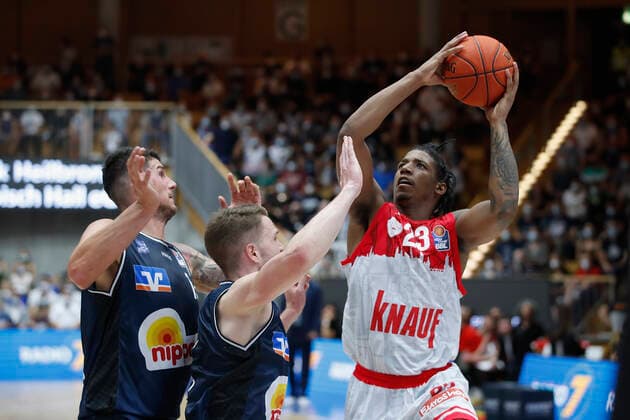 GER, Crailsheim, Arena Hohenlohe, 25.09.2021, emspor, emonline, despor, deonline, HAKRO Merlins Crailsheim vs. s.Oliver Würzburg, easyCredit BBL, 1. Spieltag Bild: v. l. Bogdan Radosavljevic (HAKRO Merlins Crailsheim), Fabian Bleck (HAKRO Merlins Crailsheim) und Desi Rodriguez (s.Oliver Wuerzburg) Copyright: HMBxMedia JulienxBecker