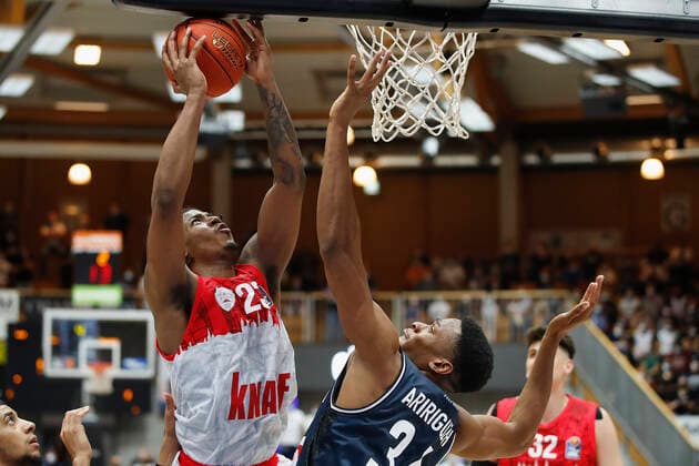 GER, Crailsheim, Arena Hohenlohe, 25.09.2021, emspor, emonline, despor, deonline, HAKRO Merlins Crailsheim vs. s.Oliver Würzburg, easyCredit BBL, 1. Spieltag Bild: v. l. Desi Rodriguez (s.Oliver Wuerzburg) gegen Richmond Aririguzoh (HAKRO Merlins Crailsheim) Copyright: HMBxMedia JulienxBecker