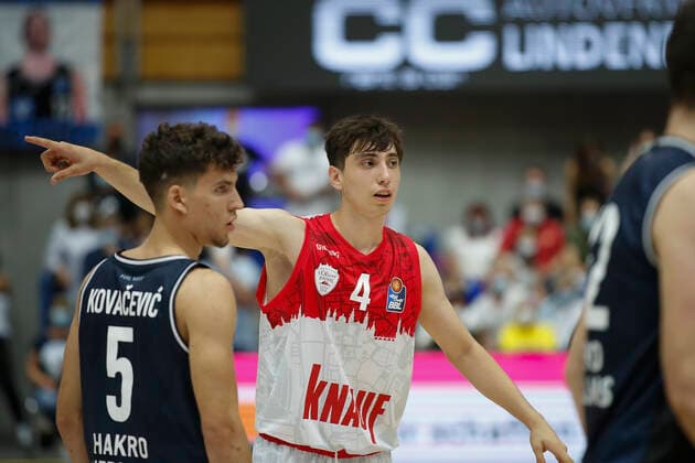 GER, Crailsheim, Arena Hohenlohe, 25.09.2021, emspor, emonline, despor, deonline, HAKRO Merlins Crailsheim vs. s.Oliver Würzburg, easyCredit BBL, 1. Spieltag Bild: Julius Boehmer (s.Oliver Wuerzburg) gibt seinen Mitspielern Anweisungen Copyright: HMBxMedia JulienxBecker