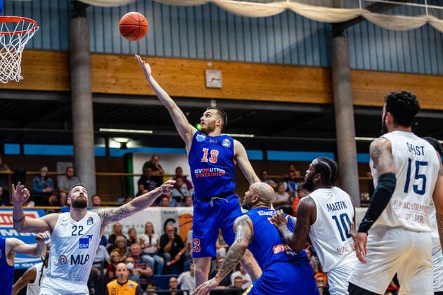 BB-1BL Syntainics MBC - MLP Academics Heidelberg Radii Caisin ( 13 Syntainics MBC) waehrend der Begegnung Saison 2021-2022 (Herren) in der EasyCredit Bundesliga zwischen Syntainics MBC und MLP Academics Heidelberg in der Stadthalle Weissenfels am 25. September 2021 in Weissenfels, Sachsen Anhalt, Deutschland