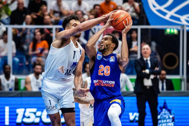 BB-1BL Syntainics MBC - MLP Academics Heidelberg Janel Morris ( 20 Syntainics MBC), Brekkott Chapman ( 23 MLP Academics Heidelberg) waehrend der Begegnung Saison 2021-2022 (Herren) in der EasyCredit Bundesliga zwischen Syntainics MBC und MLP Academics Heidelberg in der Stadthalle Weissenfels am 25. September 2021 in Weissenfels, Sachsen Anhalt, Deutschland