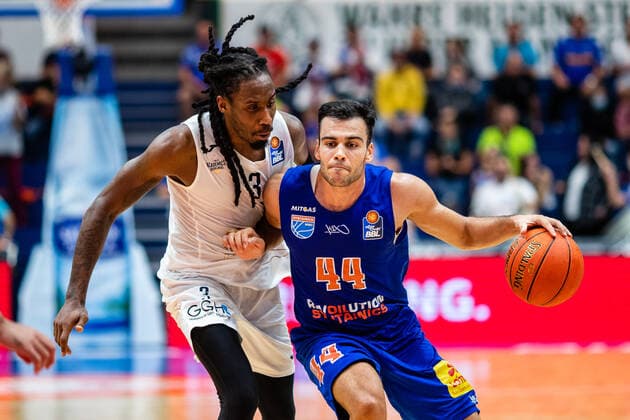 BB-1BL Syntainics MBC - MLP Academics Heidelberg Nikola Rebix ( 44 Syntainics MBC), Robert Lowery ( 8 MLP Academics Heidelberg) waehrend der Begegnung Saison 2021-2022 (Herren) in der EasyCredit Bundesliga zwischen Syntainics MBC und MLP Academics Heidelberg in der Stadthalle Weissenfels am 25. September 2021 in Weissenfels, Sachsen Anhalt, Deutschland