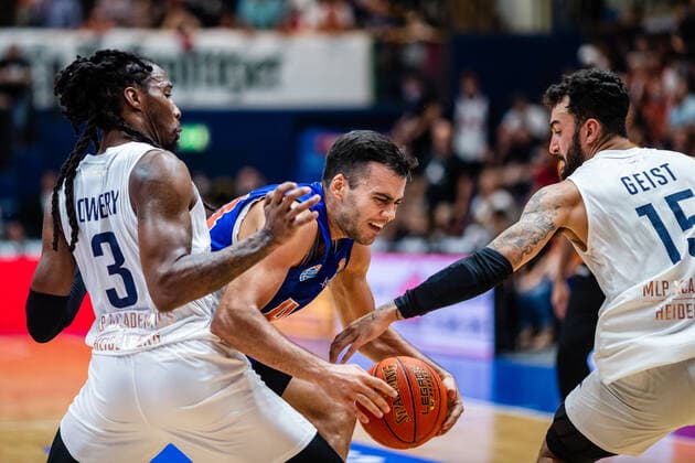 BB-1BL Syntainics MBC - MLP Academics Heidelberg Nikola Rebix ( 44 Syntainics MBC), Robert Lowery ( 3 MLP Academics Heidelberg), Jordan Geist ( 15 MLP Academics Heidelberg)waehrend der Begegnung Saison 2021-2022 (Herren) in der EasyCredit Bundesliga zwischen Syntainics MBC und MLP Academics Heidelberg in der Stadthalle Weissenfels am 25. September 2021 in Weissenfels, Sachsen Anhalt, Deutschland
