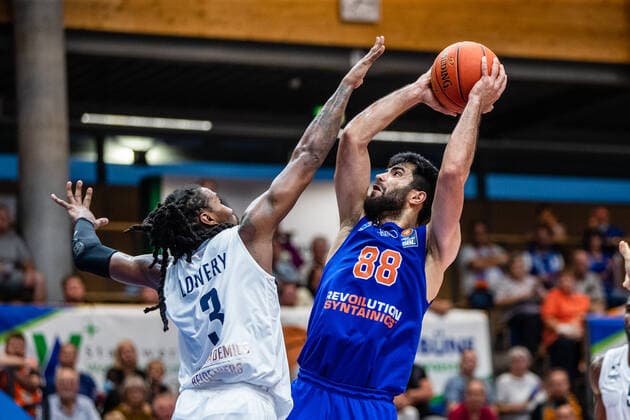BB-1BL Syntainics MBC - MLP Academics Heidelberg Behnam Yakhchali ( 88 Syntainics MBC), Robert Lowery ( 8 MLP Academics Heidelberg) waehrend der Begegnung Saison 2021-2022 (Herren) in der EasyCredit Bundesliga zwischen Syntainics MBC und MLP Academics Heidelberg in der Stadthalle Weissenfels am 25. September 2021 in Weissenfels, Sachsen Anhalt, Deutschland