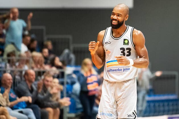 BARMER 2. Basketball Bundesliga ProA Saison 2021 2022 Spieltag 2 am 25.9.2021 Medipolis SC Jena vs Nürnberg Falcons BC Brandon Thomas (Jena) freut sich, Portrait Sparkassen Arena