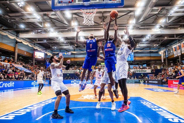 BB-1BL Syntainics MBC - MLP Academics Heidelberg Sergio Kerusch ( 7 Syntainics MBC), Chris Coffey ( 22 Syntainics MBC), Robert Lowery ( 3 MLP Academics Heidelberg) waehrend der Begegnung Saison 2021-2022 (Herren) in der EasyCredit Bundesliga zwischen Syntainics MBC und MLP Academics Heidelberg in der Stadthalle Weissenfels am 25. September 2021 in Weissenfels, Sachsen Anhalt, Deutschland