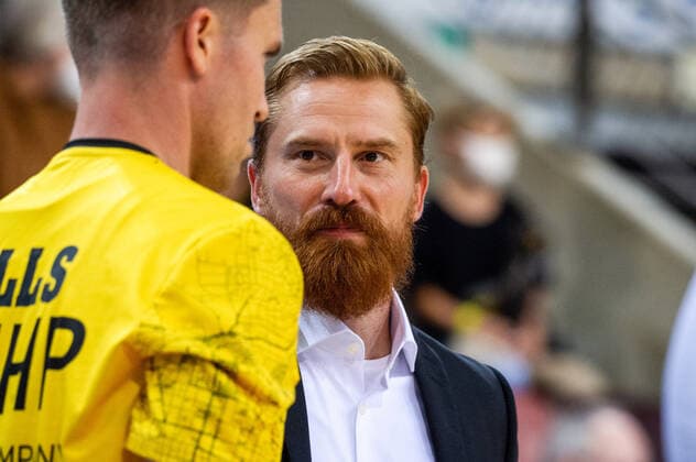 Lars Masell (Assistant Coach MHP RIESEN Ludwigsburg) li: Jordan Hulls (MHP RIESEN Ludwigsburg 1) beim BBL Spiel: MHP Riesen Ludwigsburg - Hamburg Towers Ludwigsburg. 25.09.21 Basketball , 25.09.2021, Ludwigsburg (Deutschland)