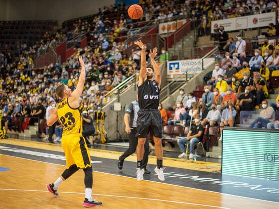 David Walker (MHP Riesen Ludwigsburg, 23), Maximilian Dileo (Hamburg Towers, 03), MHP Riesen vs. Hamburg Towers, Basketball, Bundesliga, easyCredit BBL, 1. Spieltag, Game-ID 25943, Spielzeit 2021 2022, 25.09.2021, MHP Riesen vs. Hamburg Towers, Basketball, Bundesliga, easyCredit BBL, 1. Spieltag, Game-ID 25943, Spielzeit 2021 2022, 25.09.2021 Ludwigsburg Copyright: xEibner-Pressefoto SaschaxWaltherx EP_swa