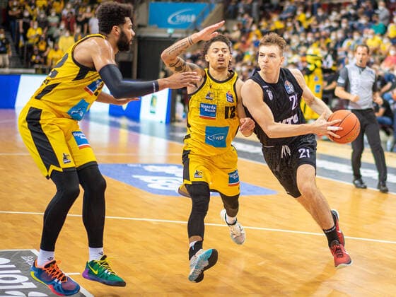 Yoeli Childs (MHP Riesen Ludwigsburg, 22), Jonah Radebaugh (MHP Riesen Ludwigsburg, 12), Justus Hollatz (Hamburg Towers, 21), MHP Riesen vs. Hamburg Towers, Basketball, Bundesliga, easyCredit BBL, 1. Spieltag, Game-ID 25943, Spielzeit 2021 2022, 25.09.2021, MHP Riesen vs. Hamburg Towers, Basketball, Bundesliga, easyCredit BBL, 1. Spieltag, Game-ID 25943, Spielzeit 2021 2022, 25.09.2021 Ludwigsburg Copyright: xEibner-Pressefoto SaschaxWaltherx EP_swa