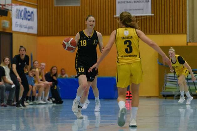 Munich, Germany, Sept 25th 2021: Amelie Kroener (19 Basket Ladies Ludwigsburg) with the ball during the 2.DBBL match between Jahn Muenchen and Basket Ladies Ludwigsburg, Germany. Sven Beyrich SPP 2. DBBL - Jahn Muenchen v Basket Ladies Ludwigsburg 