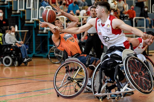 1. Rollstuhl Basketball-Bundesliga, RBC Koeln99ers vs. ING Skyweehlers, 25.09.2021 Nico Dreimueller (ING Skywheelers 17), Thomas Reier (RBC Koeln99ers 27), 1. Rollstuhl Basketball-Bundesliga, RBC Koeln99ers vs. ING Skyweehlers am 25.09.2021 im Sporthalle Bergischer Ring, Koeln (Nordrhein-Westfalen) Copyright: xBEAUTIFULxSPORTS Mueller-Laschetx