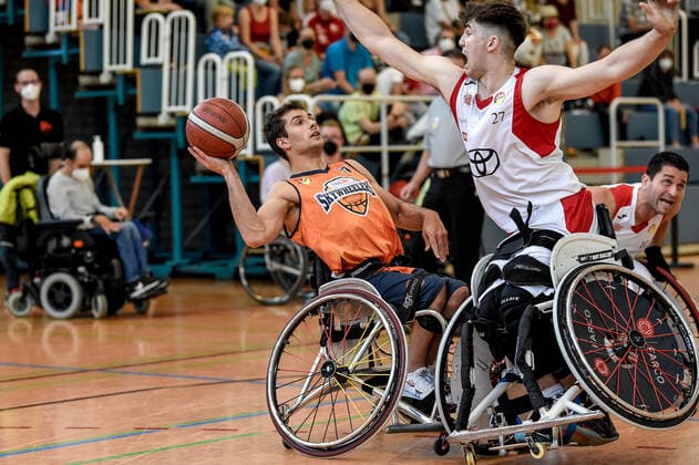 1. Rollstuhl Basketball-Bundesliga, RBC Koeln99ers vs. ING Skyweehlers, 25.09.2021 Nico Dreimueller (ING Skywheelers 17), Thomas Reier (RBC Koeln99ers 27), 1. Rollstuhl Basketball-Bundesliga, RBC Koeln99ers vs. ING Skyweehlers am 25.09.2021 im Sporthalle Bergischer Ring, Koeln (Nordrhein-Westfalen) Copyright: xBEAUTIFULxSPORTS Mueller-Laschetx