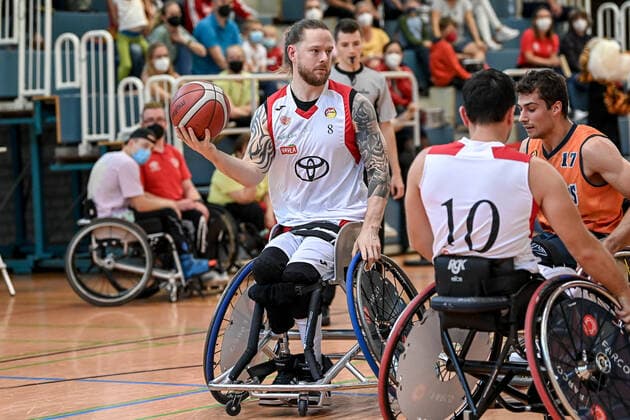 Rollstuhlbasketball, RBC Köln 99ers - ING Skywheelers Frankfurt 1. Rollstuhl Basketball-Bundesliga, RBC Koeln99ers vs. ING Skyweehlers, 25.09.2021 Joe Bestwick (RBC Koeln99ers 8), 1. Rollstuhl Basketball-Bundesliga, RBC Koeln99ers vs. ING Skyweehlers am 25.09.2021 im Sporthalle Bergischer Ring, Koeln (Nordrhein-Westfalen) Copyright: xBEAUTIFULxSPORTS Mueller-Laschetx