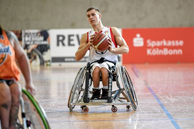 Rollstuhlbasketball, RBC Köln 99ers - ING Skywheelers Frankfurt 1. Rollstuhl Basketball-Bundesliga, RBC Koeln99ers vs. ING Skyweehlers, 25.09.2021 Alexander Keiser (RBC Koeln99ers 19), 1. Rollstuhl Basketball-Bundesliga, RBC Koeln99ers vs. ING Skyweehlers am 25.09.2021 im Sporthalle Bergischer Ring, Koeln (Nordrhein-Westfalen) Copyright: xBEAUTIFULxSPORTS Mueller-Laschetx