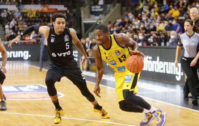 Ludwigsburg , Basketball easycredit BBL Bundesliga . MHP Riesen Ludwigsburg vs. Hamburg Towers , von links: Caleb Homesley ( Towers ) Yorman Polas Bartolo ( Riesen )