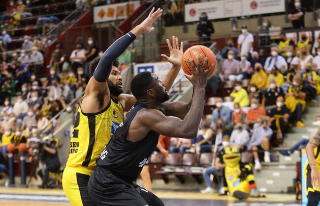 Ludwigsburg , Basketball easycredit BBL Bundesliga . MHP Riesen Ludwigsburg vs. Hamburg Towers , Konstantinos Markopoulos ( Bissi )