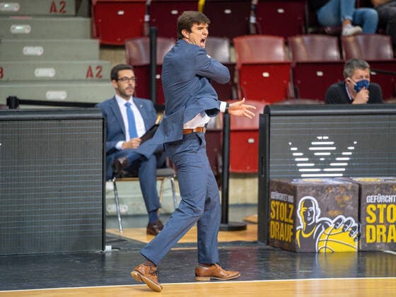 Pedro Calles (Hamburg Towers, Chef-Trainer), MHP Riesen vs. Hamburg Towers, Basketball, Bundesliga, easyCredit BBL, 1. Spieltag, Game-ID 25943, Spielzeit 2021 2022, 25.09.2021, MHP Riesen vs. Hamburg Towers, Basketball, Bundesliga, easyCredit BBL, 1. Spieltag, Game-ID 25943, Spielzeit 2021 2022, 25.09.2021 Ludwigsburg Copyright: xEibner-Pressefoto SaschaxWaltherx EP_swa