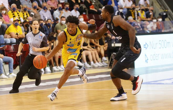 Ludwigsburg , Basketball easycredit BBL Bundesliga . MHP Riesen Ludwigsburg vs. Hamburg Towers , von links: Jaylen Hands ( Riesen ) Zachary Brown ( Towers )