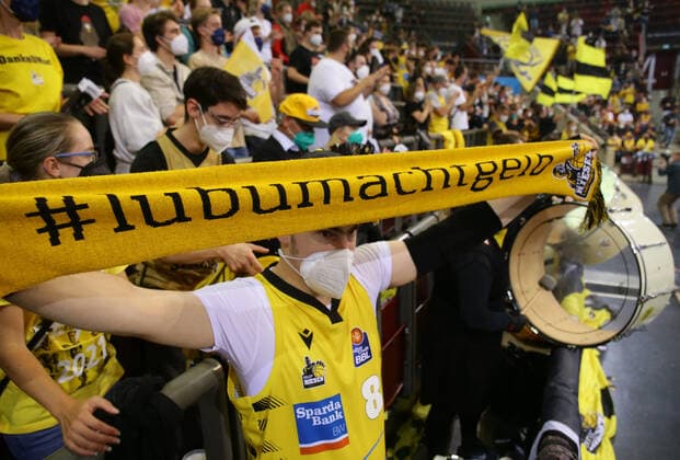 Ludwigsburg , Basketball easycredit BBL Bundesliga . MHP Riesen Ludwigsburg vs. Hamburg Towers , Lubumachtgelb , Zuschauer Fans der Riesen