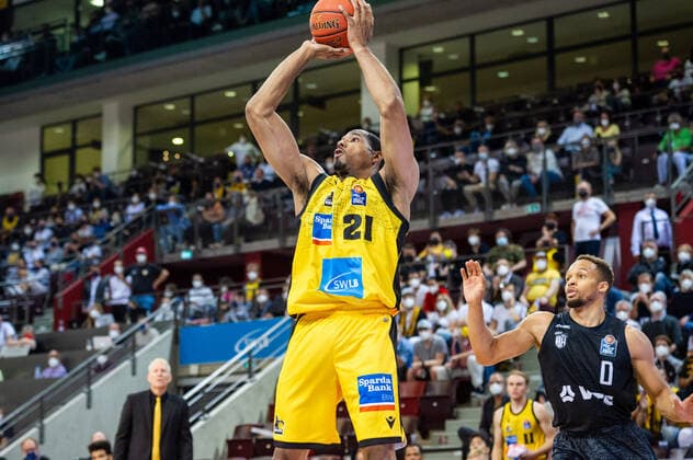 Tremmell Darden (MHP RIESEN Ludwigsburg 21) beim BBL Spiel: MHP Riesen Ludwigsburg - Hamburg Towers Ludwigsburg. 25.09.21 Basketball , 25.09.2021, Ludwigsburg (Deutschland)