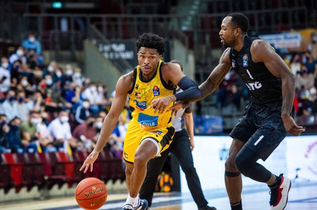 Jaylen Joseph Hands (MHP RIESEN Ludwigsburg 9) Zach Brown (Hamburg Towers 1) beim BBL Spiel: MHP Riesen Ludwigsburg - Hamburg Towers Ludwigsburg. 25.09.21 Basketball , 25.09.2021, Ludwigsburg (Deutschland)