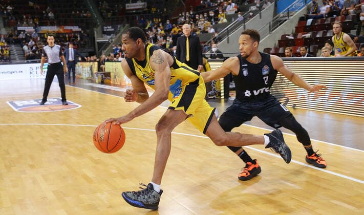 Ludwigsburg , Basketball easycredit BBL Bundesliga . MHP Riesen Ludwigsburg vs. Hamburg Towers , von links: Tremmell Darden ( Riesen ) Jaylon Brown ( Towers )
