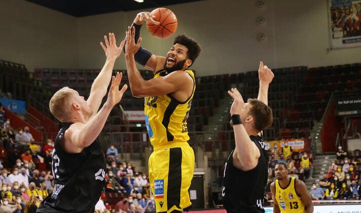 Ludwigsburg , Basketball easycredit BBL Bundesliga . MHP Riesen Ludwigsburg vs. Hamburg Towers , von links: Seth Hinrichs ( Towers ) Yoeli Childs ( Riesen ) Lukas Meisner ( Towers )
