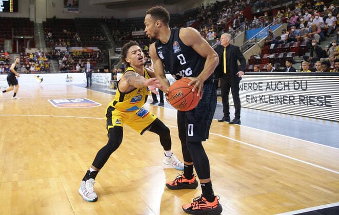Ludwigsburg , Basketball easycredit BBL Bundesliga . MHP Riesen Ludwigsburg vs. Hamburg Towers , von links: Jonah Radebough ( Riesen ) Jaylon Brown ( Towers )