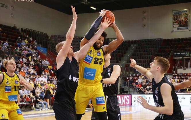 Ludwigsburg , Basketball easycredit BBL Bundesliga . MHP Riesen Ludwigsburg vs. Hamburg Towers , von links: Seth Hinrichs ( Towers ) Yoeli Childs ( Riesen ) Lukas Meisner ( Towers )