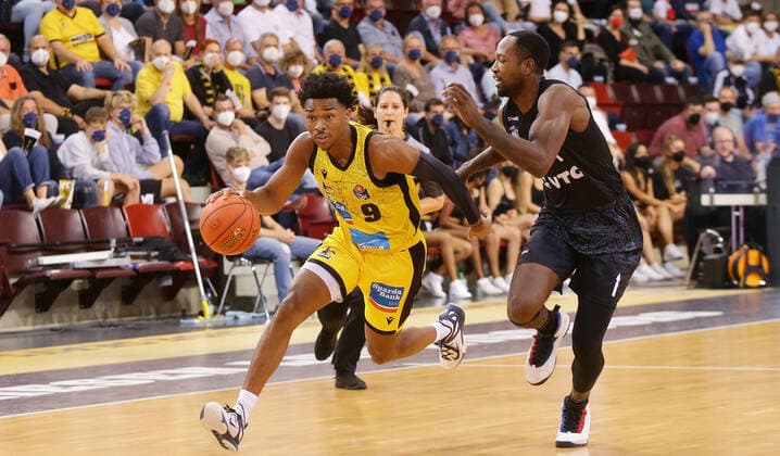 Ludwigsburg , Basketball easycredit BBL Bundesliga . MHP Riesen Ludwigsburg vs. Hamburg Towers , von links: Jaylen Hands ( Riesen ) Zachary Brown ( Towers )