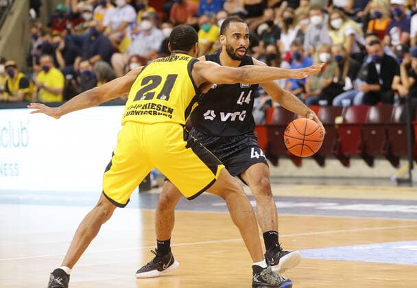Ludwigsburg , Basketball easycredit BBL Bundesliga . MHP Riesen Ludwigsburg vs. Hamburg Towers , rechts: Jabril Durham ( Towers )