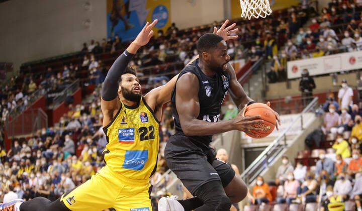Ludwigsburg , Basketball easycredit BBL Bundesliga . MHP Riesen Ludwigsburg vs. Hamburg Towers , von links: Yoeli Childs ( Riesen ) Eddy Edigin ( Towers )