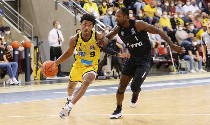Ludwigsburg , Basketball easycredit BBL Bundesliga . MHP Riesen Ludwigsburg vs. Hamburg Towers , von links: Jaylen Hands ( Riesen ) Zachary Brown ( Towers )