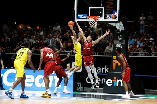 25.09.2021, easyCredit Basketball Bundesliga, BBL, Saison 2021 2022, Herren, Chemnitz Niners - EWE Baskets Oldenburg Max Heidegger, EWE Baskets Oldenburg, Jan Niklas Wimberg, Niners Chemnitz Chemnitz Messe Chemnitz Sachsen Germany