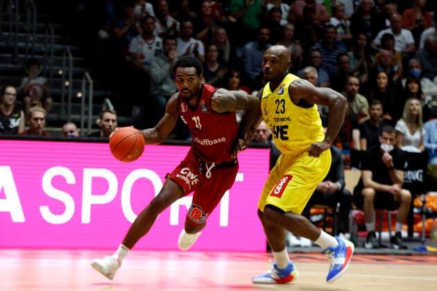 25.09.2021, easyCredit Basketball Bundesliga, BBL, Saison 2021 2022, Herren, Chemnitz Niners - EWE Baskets Oldenburg Isiaha Mike, Niners Chemnitz, Rickey Paulding, EWE Baskets Oldenburg Chemnitz Messe Chemnitz Sachsen Germany