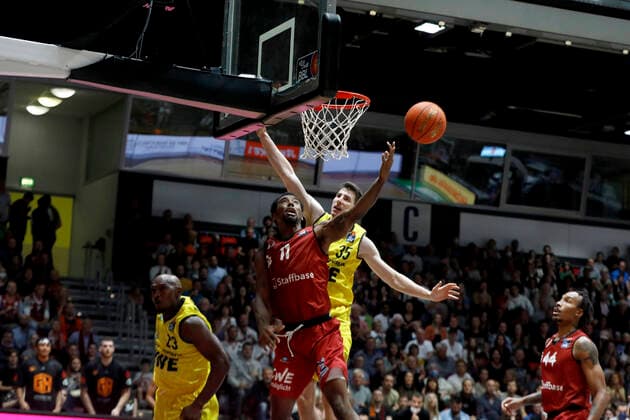 25.09.2021, easyCredit Basketball Bundesliga, BBL, Saison 2021 2022, Herren, Chemnitz Niners - EWE Baskets Oldenburg Isiaha Mike, Niners Chemnitz, Alen Pjanic, EWE Baskets Oldenburg Chemnitz Messe Chemnitz Sachsen Germany